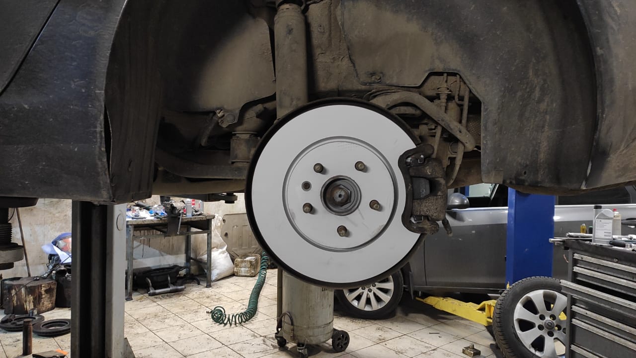 Opel insignia - замена тормозных дисков и колодок по кругу